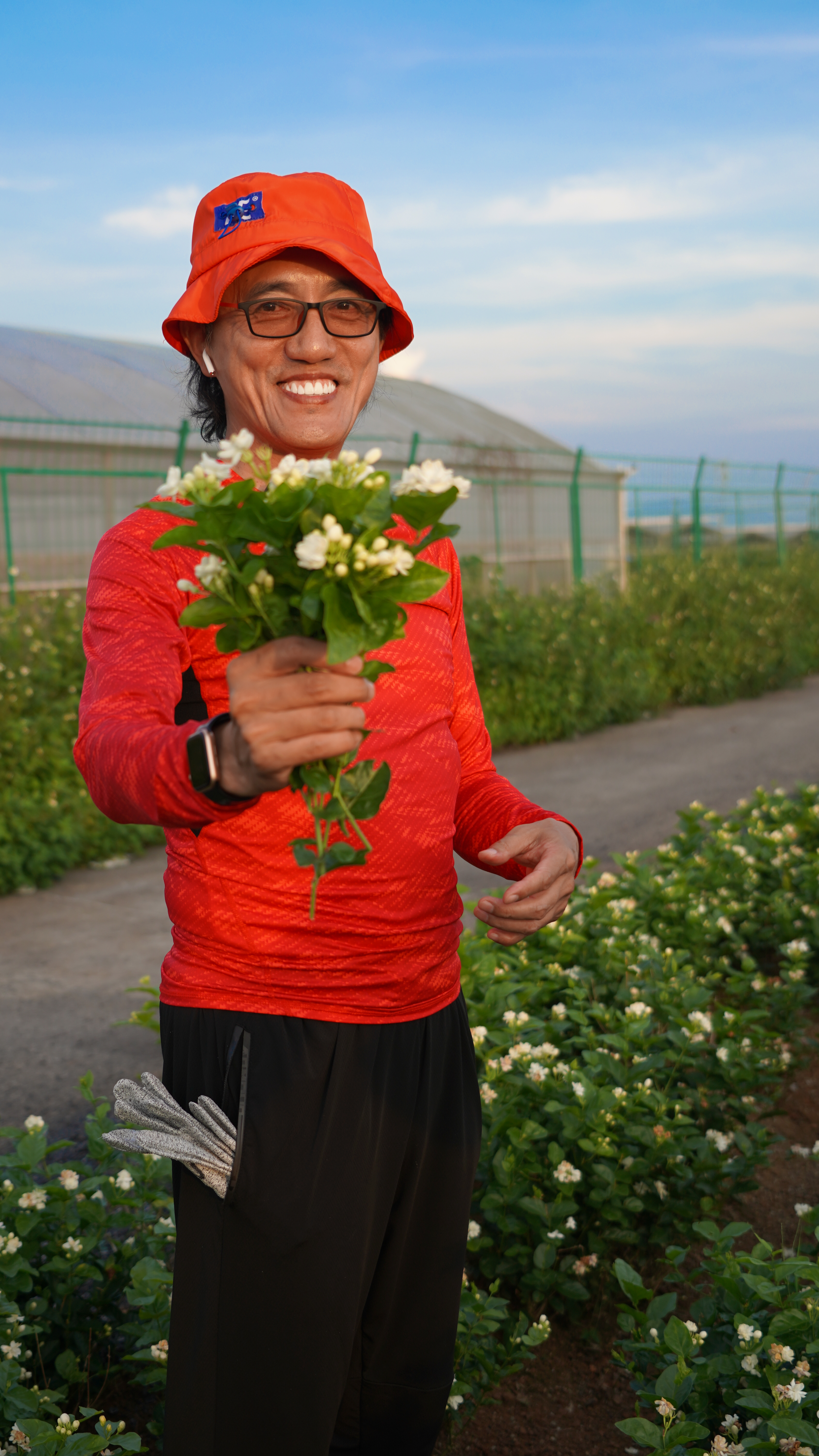 創辦人吳崇豪在茉莉花田